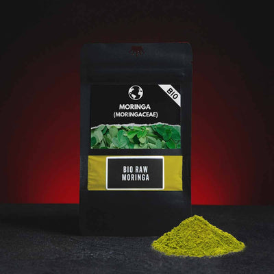 Bio Raw Moringa Kratom World, представена в продуктов кадър като растителна хранителна добавка от моринга.