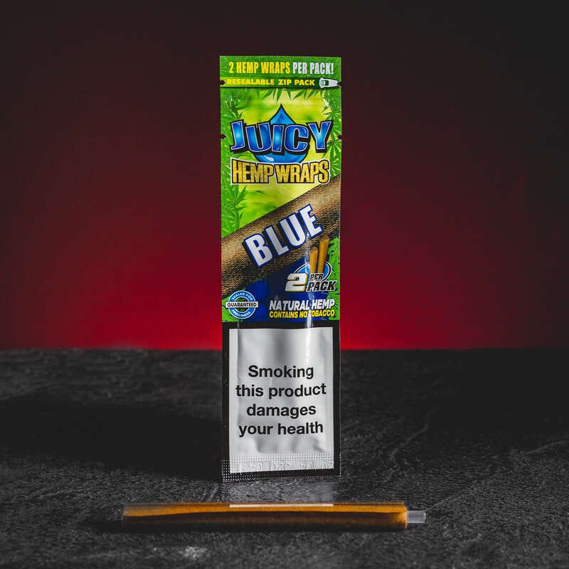 Blue hemp wrap с аромат на боровинка, представен в продуктов кадър като конопен аксесоар за CBD, HHC и билкови продукти.