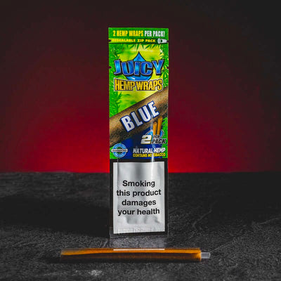 Blue hemp wrap с аромат на боровинка, представен в продуктов кадър като конопен аксесоар за CBD, HHC и билкови продукти.