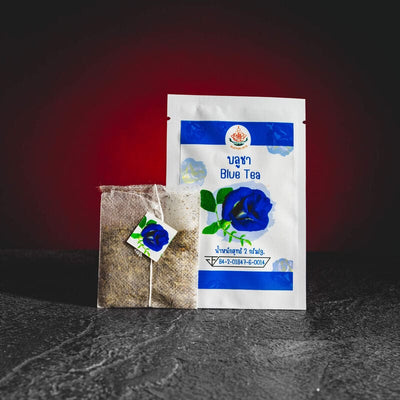 Blue Tea Butterfly Pea, представен в продуктов кадър като син чай в пакетче от Clitoria ternatea.