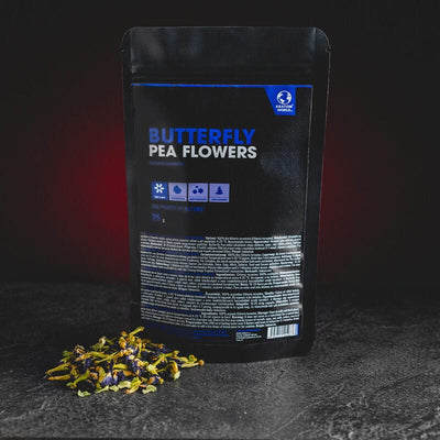 Butterfly Pea Flowers Kratom World, представени в продуктов кадър като сушени цветове от Clitoria ternatea за чай.