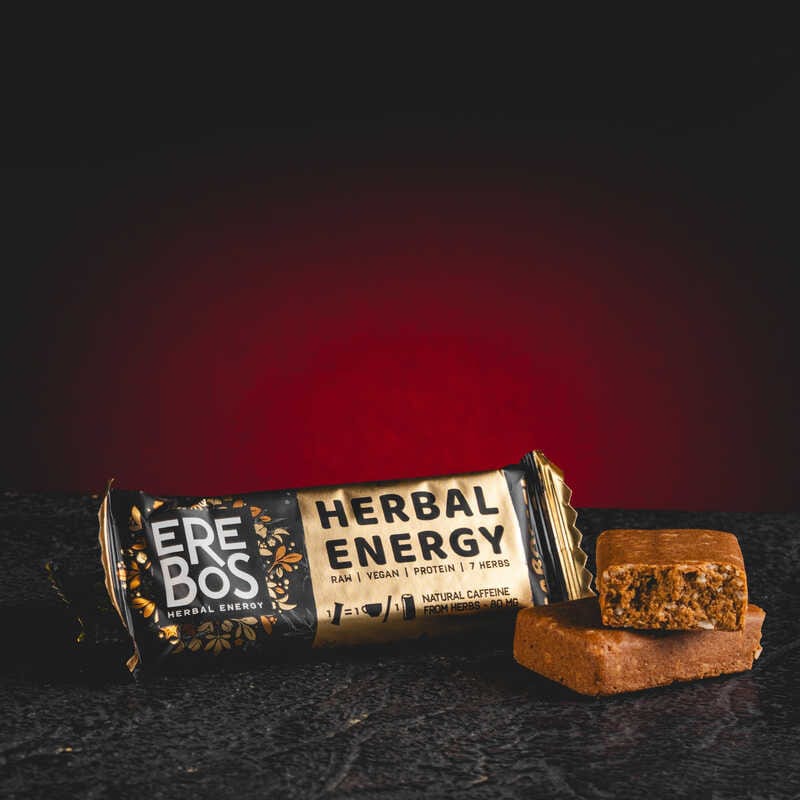 Erebos Caramel Kratom World, представен в продуктов кадър като билкова енергийна барче с карамелов профил.