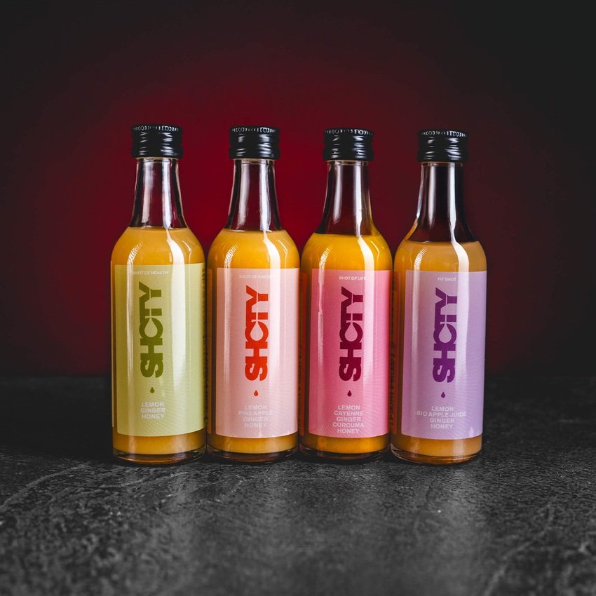 Ginger Shot Kratom World, представен в продуктов кадър като функционален шот с джинджифилов профил.