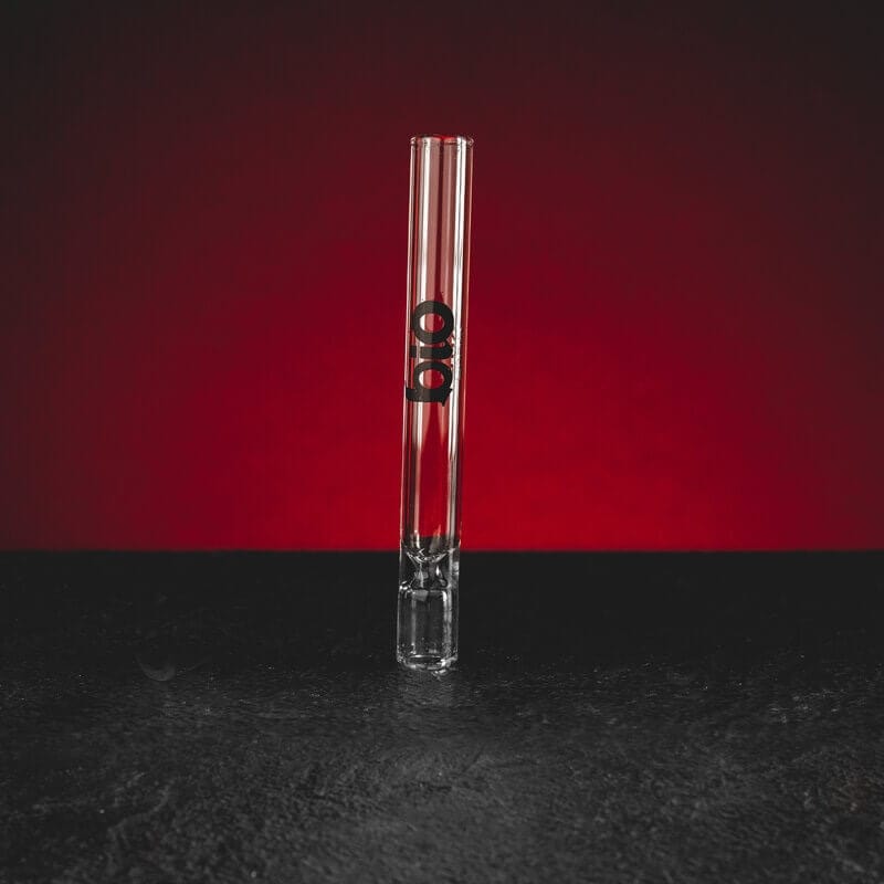 Стъклена лула, представена в продуктов кадър като аксесоар за CBD, HHC, vape и билкови продукти.
