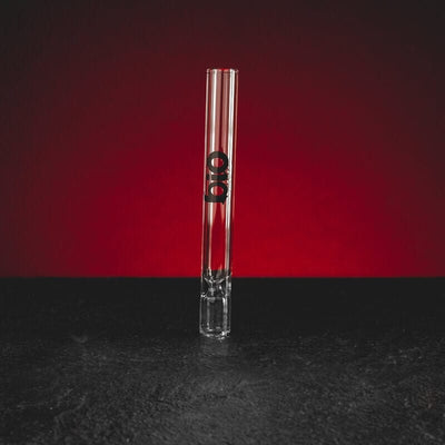 Стъклена лула, представена в продуктов кадър като аксесоар за CBD, HHC, vape и билкови продукти.