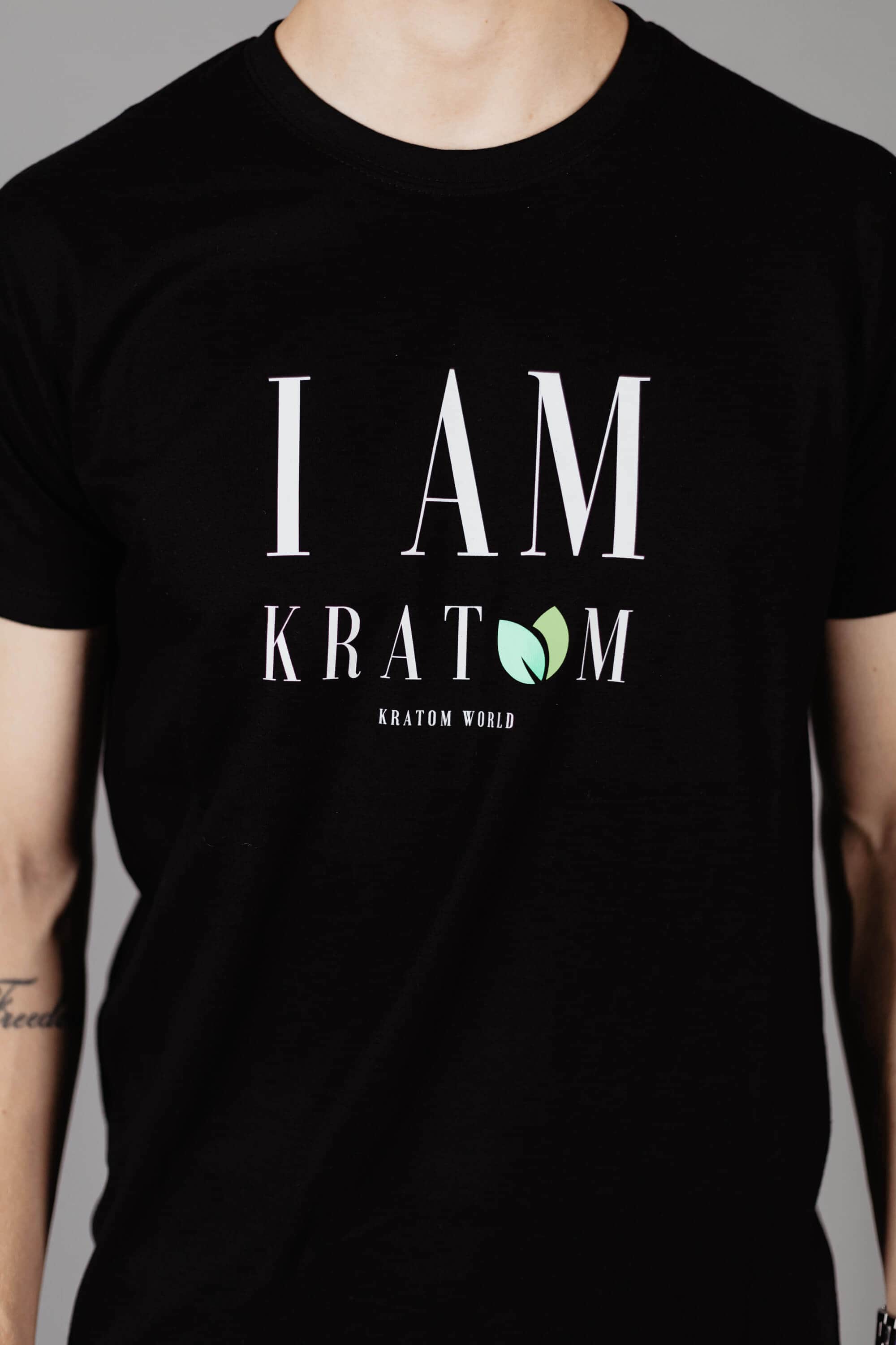 IAM Kratom тениска, показана в детайлен продуктов кадър като облекло.
