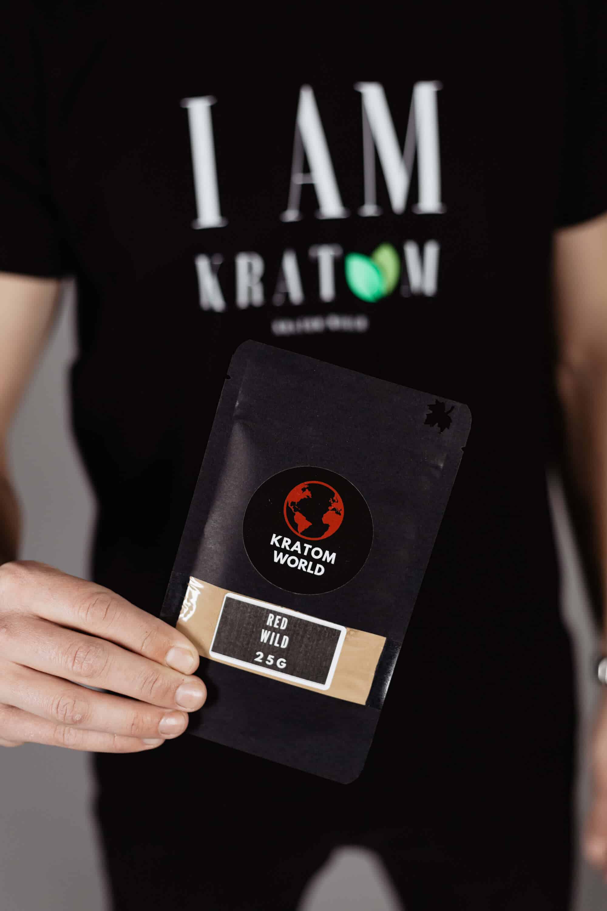 IAM Kratom тениска, представена в продуктов кадър с ароматизиран кратом.