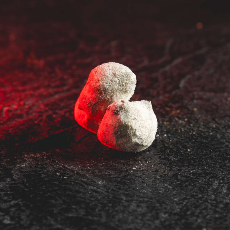 Icerock CBD HHC ледeн камък, показан в детайлен продуктов кадър като специален конопен продукт.