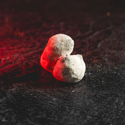 Icerock CBD HHC ледeн камък, показан в детайлен продуктов кадър като специален конопен продукт.