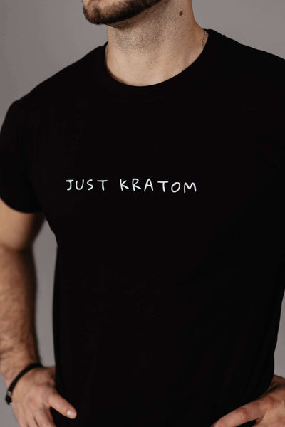 Тениска Just Kratom Kratom World, представена в детайлен продуктов кадър.