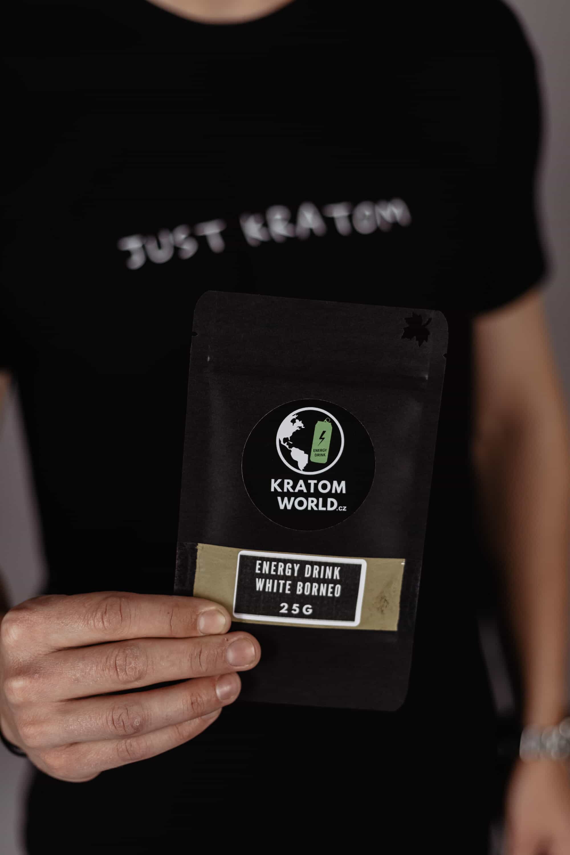 Тениска Just Kratom Kratom World с Kratom Energy мотив, представена в продуктов кадър.