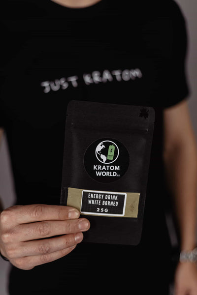 Тениска Just Kratom Kratom World с Kratom Energy мотив, представена в продуктов кадър.