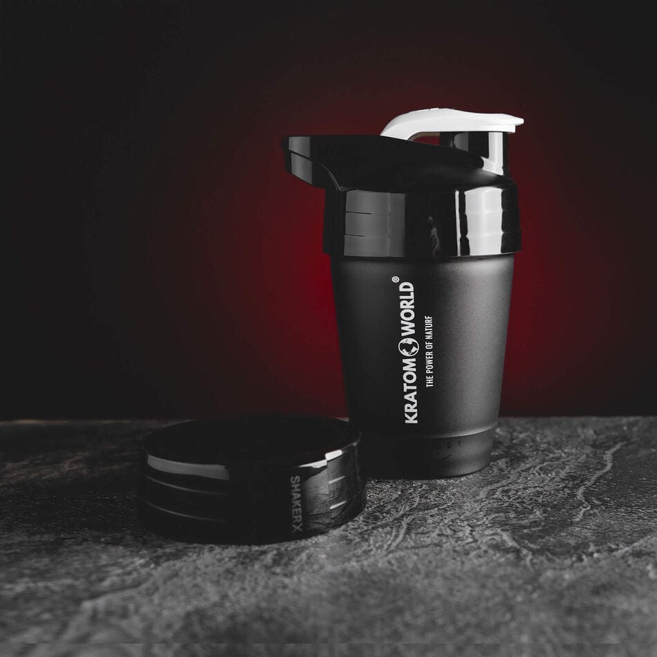 2v1 Fitness Shaker Kratom World, представен в продуктов кадър като аксесоар за смесване на кратом и fitness напитки.