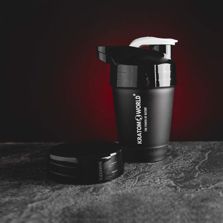 2v1 Fitness Shaker Kratom World, представен в продуктов кадър като аксесоар за смесване на кратом и fitness напитки.