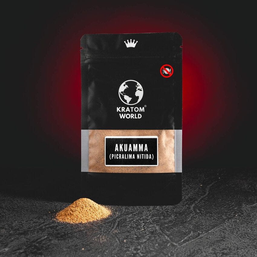 Akuamma прах от семена Kratom World, представен в продуктов кадър като растителен продукт.