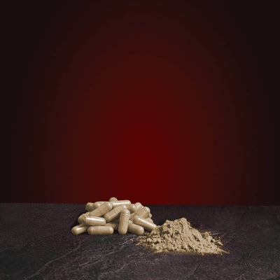 Ashwagandha капсули Kratom World, представени в продуктов кадър като растителен продукт за подкрепа при стрес и имунитет.