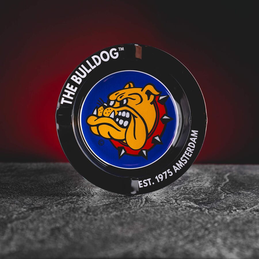 Черен Bulldog пепелник Kratom World, представен в продуктов кадър като аксесоар за CBD и билкови продукти.