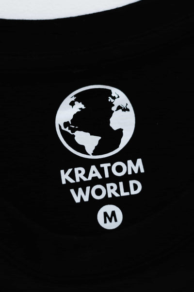 Черна тениска Kratom World с етикет, представена в продуктов кадър като облекло.