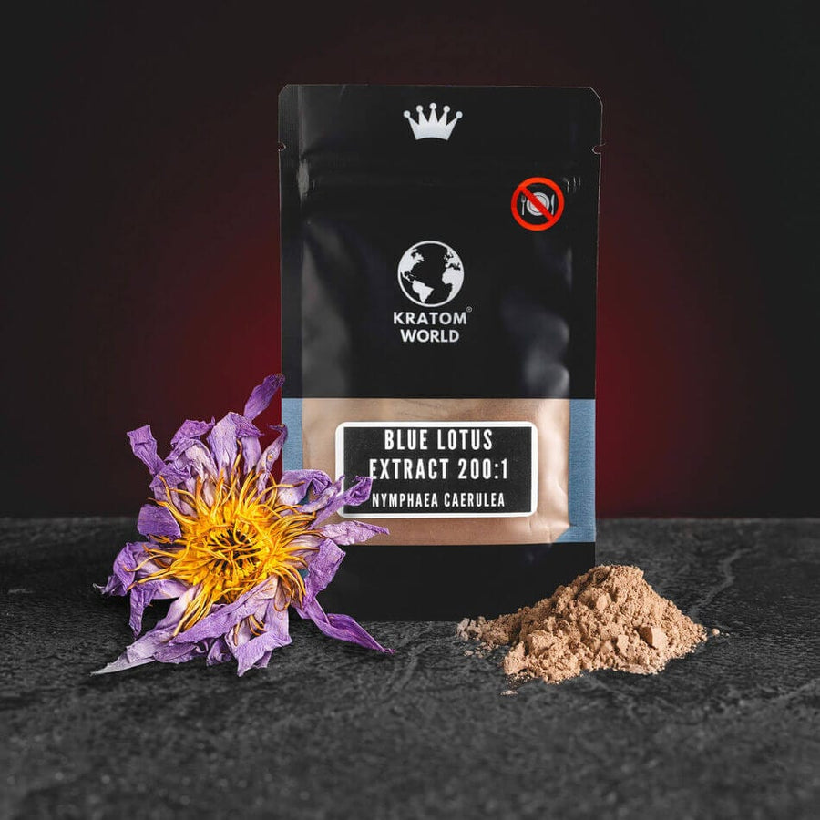 Blue Lotus екстракт Kratom World, представен в продуктов кадър като растителен продукт с модър лотос.