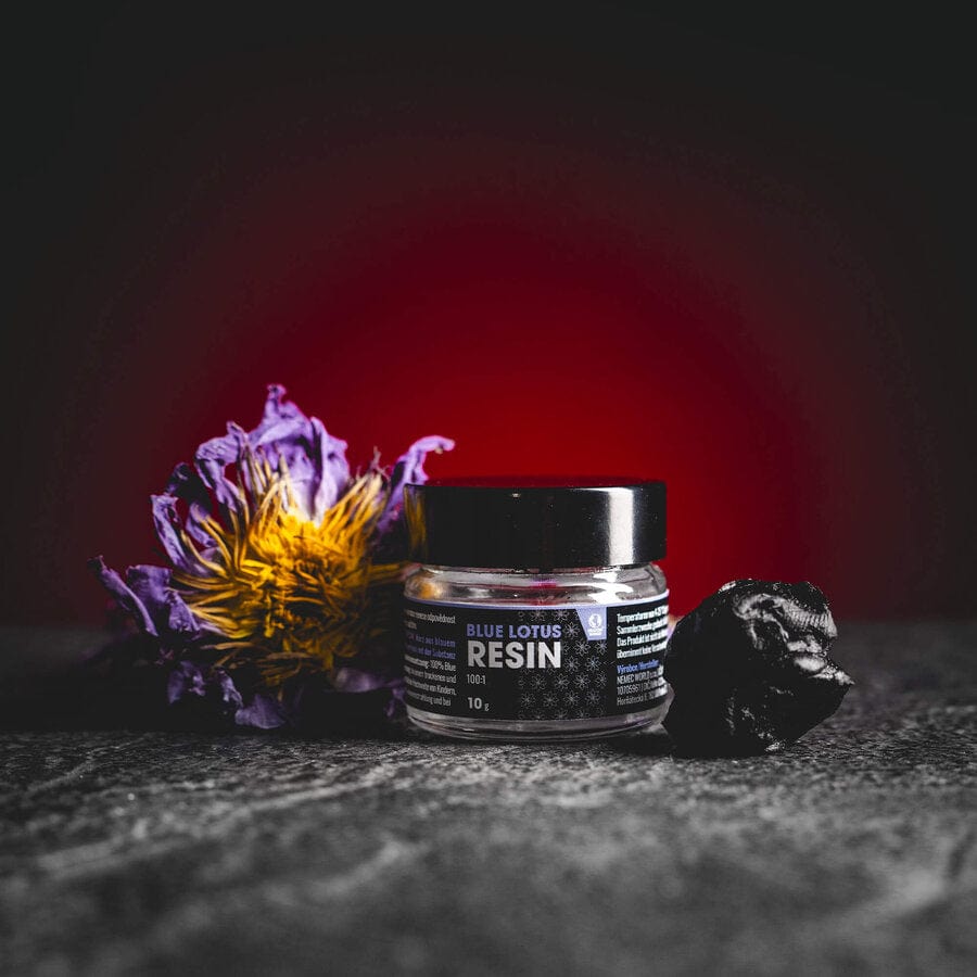 Blue Lotus Resin Extract Kratom World, представен в продуктов кадър като растителен resin екстракт от син лотос.
