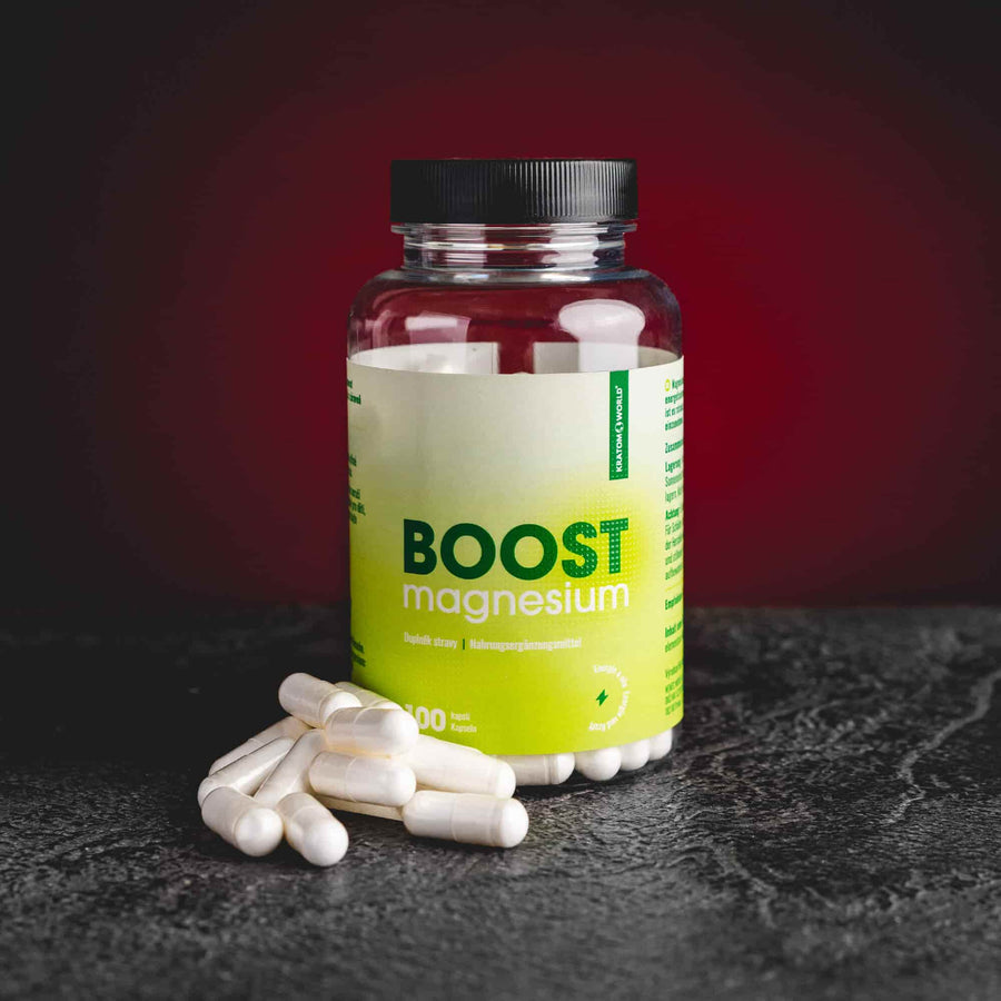 Boost Magnesium Malate Kratom World, представен в продуктов кадър като магнезиев продукт с малатен профил за енергия.