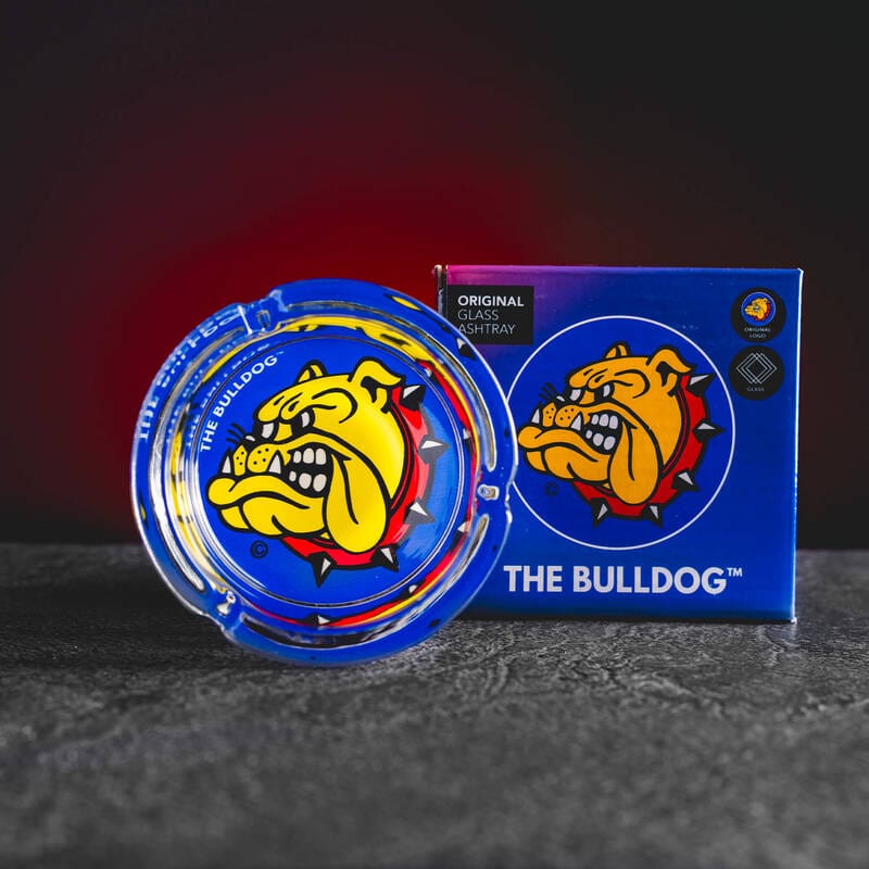 Bulldog стъклен пепелник Kratom World, представен в продуктов кадър като аксесоар за CBD и билкови продукти.
