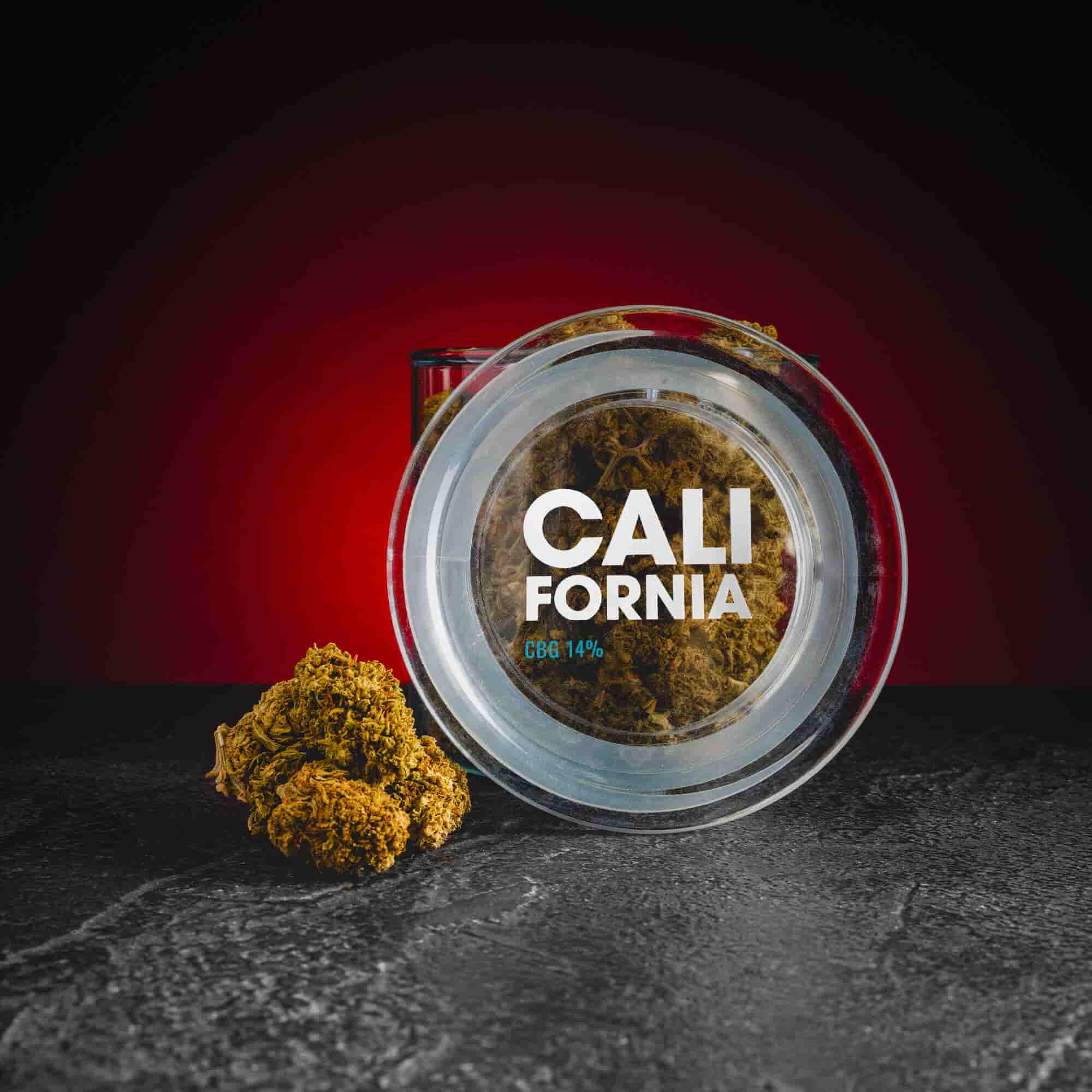 CBG цветове California Kratom World с Green Maeng Da White, представени в продуктов кадър като качествен конопен продукт.