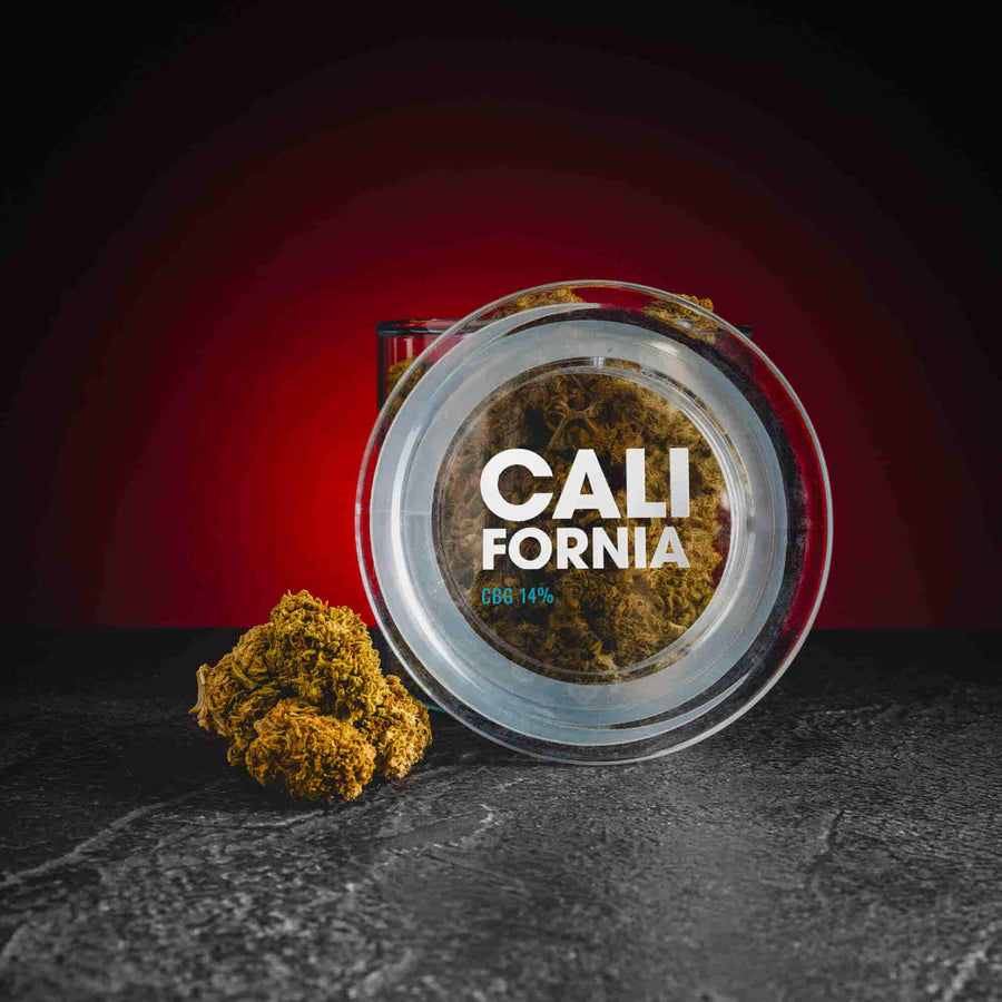 CBG цветове California Kratom World с Green Maeng Da White, представени в продуктов кадър като качествен конопен продукт.