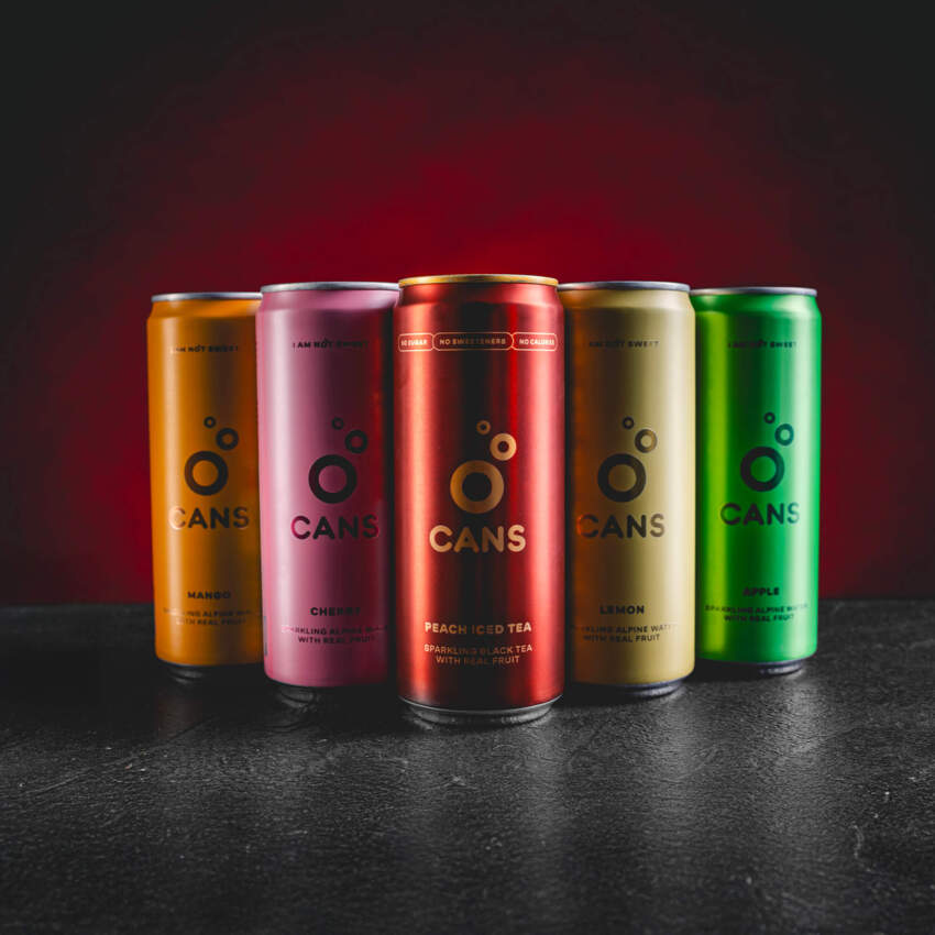CANS Kratom World, представен в продуктов кадър като плодова напитка лимонада.