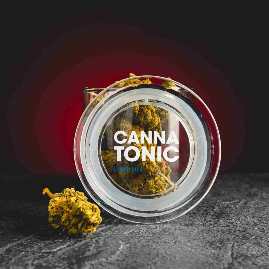 Cantonic H4CBD конопено цвете Kratom World, представено в продуктов кадър като конопен продукт.