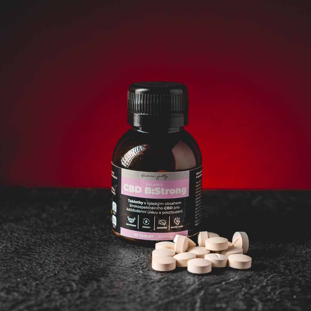 CBD BStrong капсули Kratom World, представени в продуктов кадър като качествен CBD продукт със съдържание 25 mg CBD в капсула.