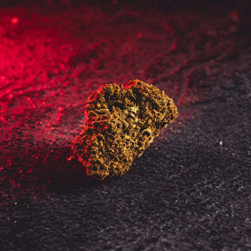CBD Fruity Cheese цветове Kratom World, показани в детайлен продуктов кадър като качествени конопени цветове.