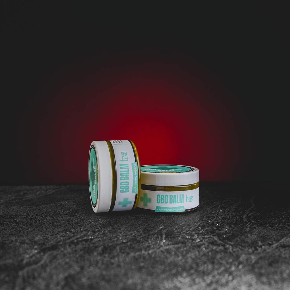 CBD конопен балсам Kratom World, представен в продуктов кадър като козметичен продукт за грижа за кожата.