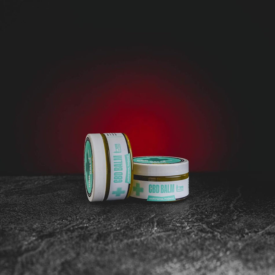 CBD конопен балсам Kratom World, представен в продуктов кадър като козметичен продукт за грижа за кожата.