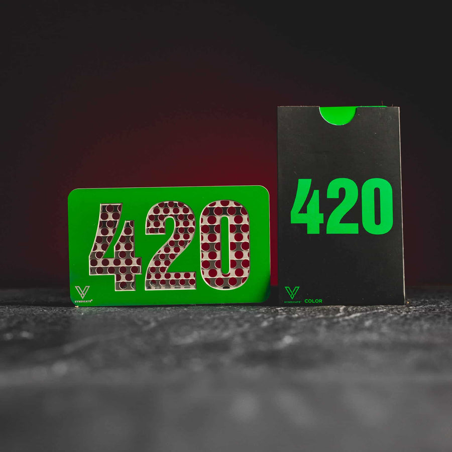 CBD HHCP дробилка 420 Kratom World, представена в продуктов кадър като аксесоар за конопени цветове и билкови продукти.