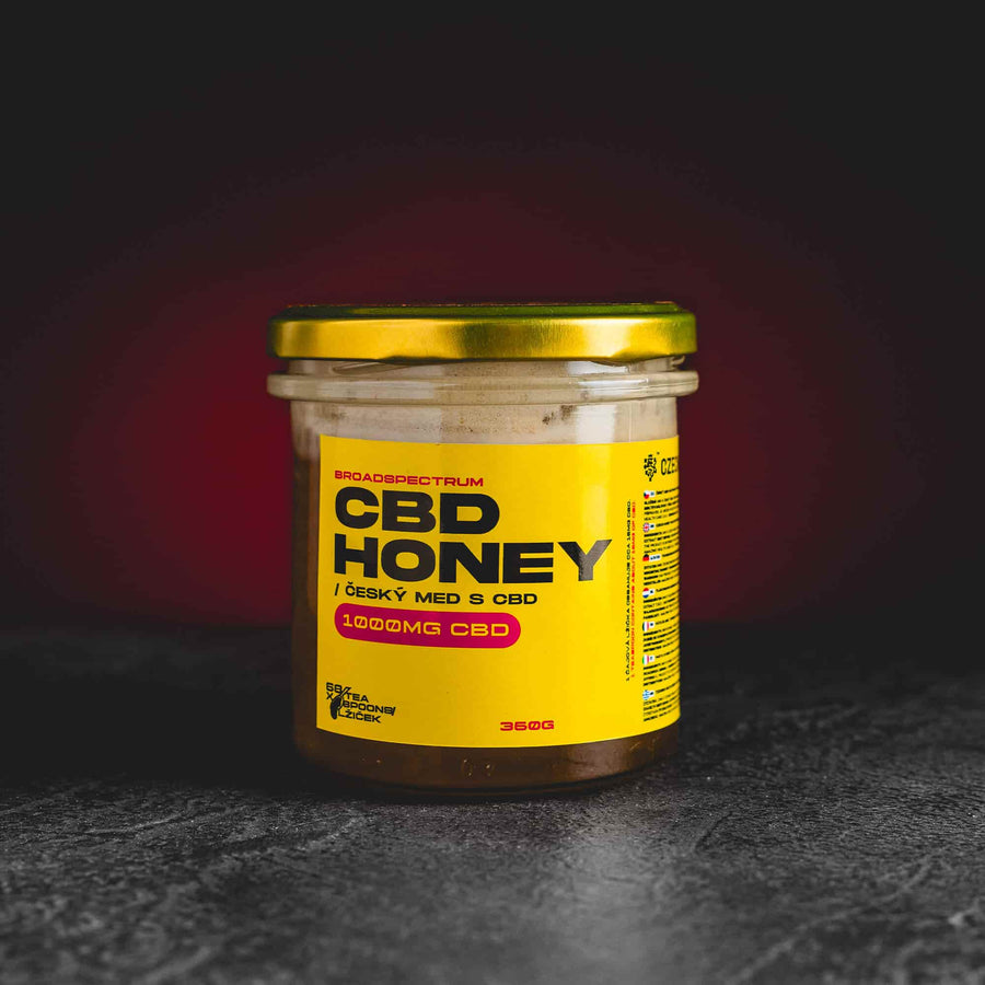 CBD Honey Kratom World, представен в продуктов кадър като мед с CBD профил.