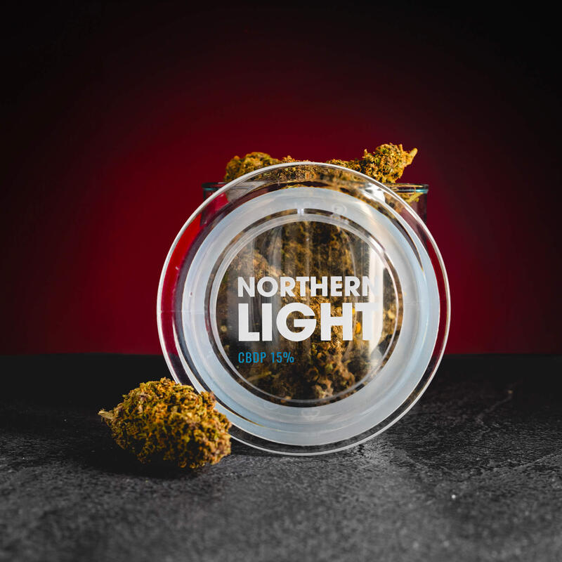CBDP Northern Light Kratom World, представени в продуктов кадър като HHC и CBD конопени цветове с Northern Light профил.
