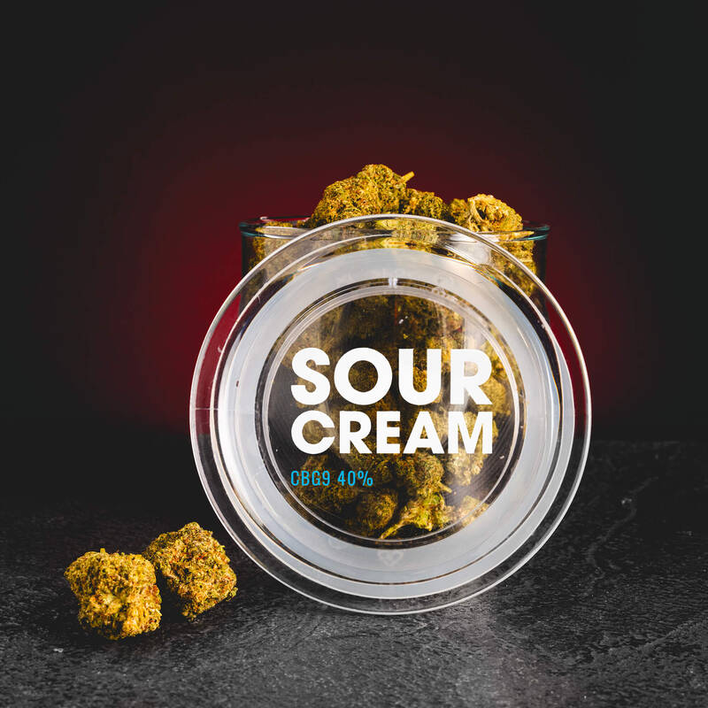 CBG9 Sour Cream Kratom World, представени в продуктов кадър като конопени цветове с CBD и CBG9 профил.