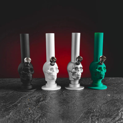 Стъклен бонг Champ High Skull Kratom World с мотив на череп, представен в продуктов кадър като аксесоар за CBD и билкови продукти.