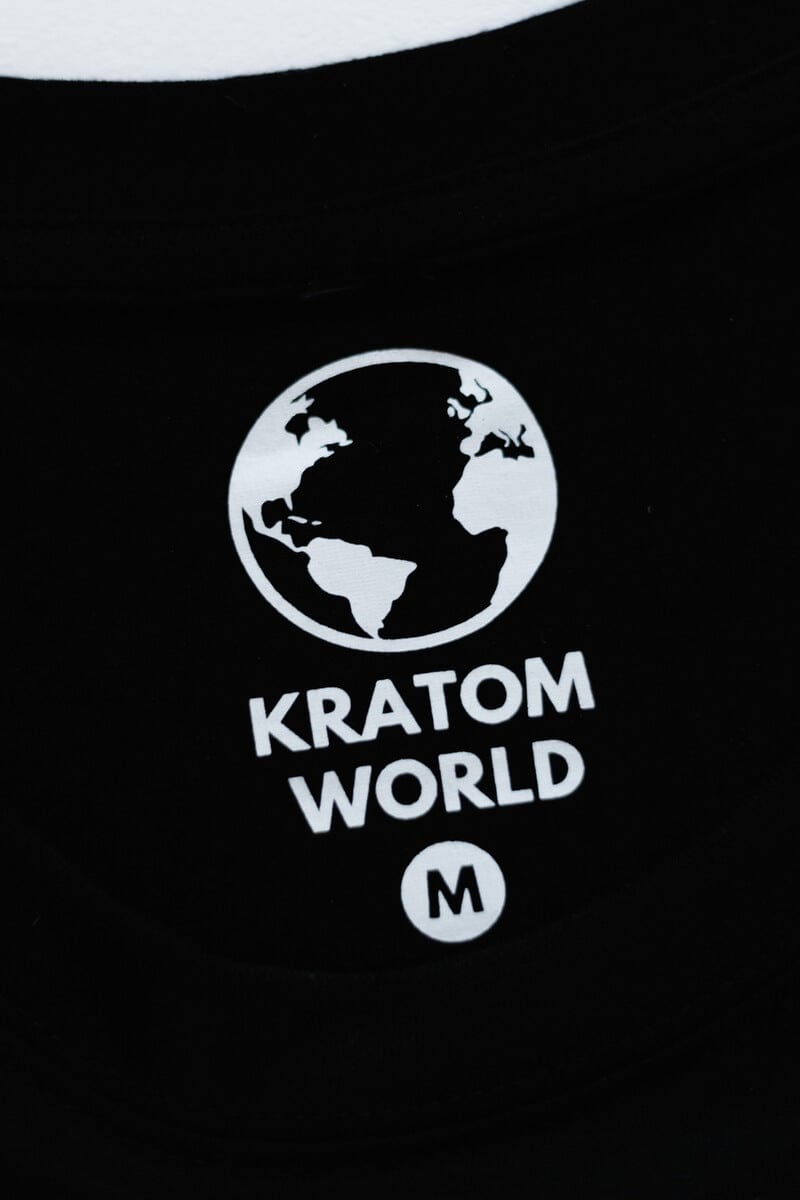 Черна тениска Kratom World, представена в продуктов кадър като фирмена тениска с етикет.