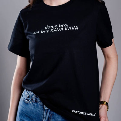 Дамска тениска Kratom World Damn Bro Go Buy Kava Kava, представена в close-up продуктов кадър в черен streetwear дизайн.