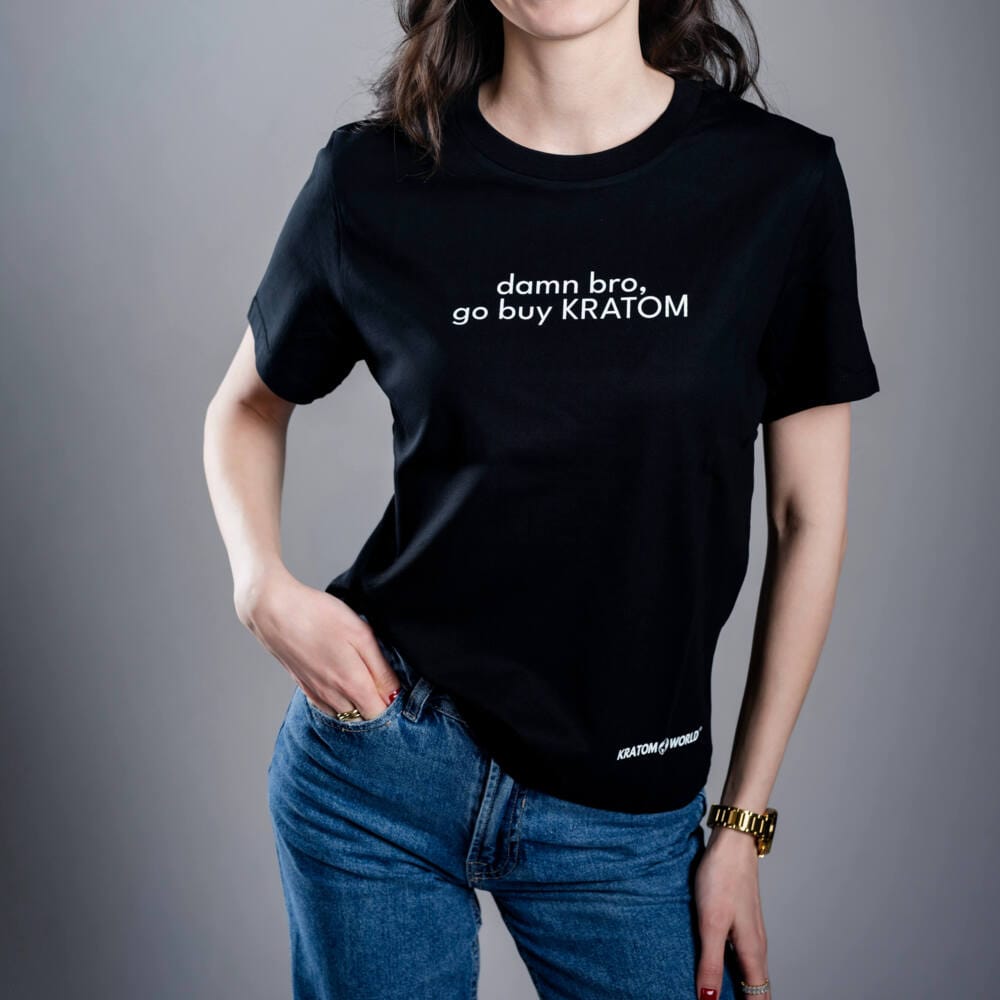 Дамска тениска Kratom World Damn Bro Go Buy Kratom, представена в детайлен продуктов кадър в черен streetwear дизайн.