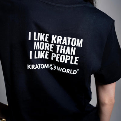 Дамска тениска Kratom World I Like Kratom More Than I Like People, представена в close-up продуктов кадър в черен streetwear дизайн.