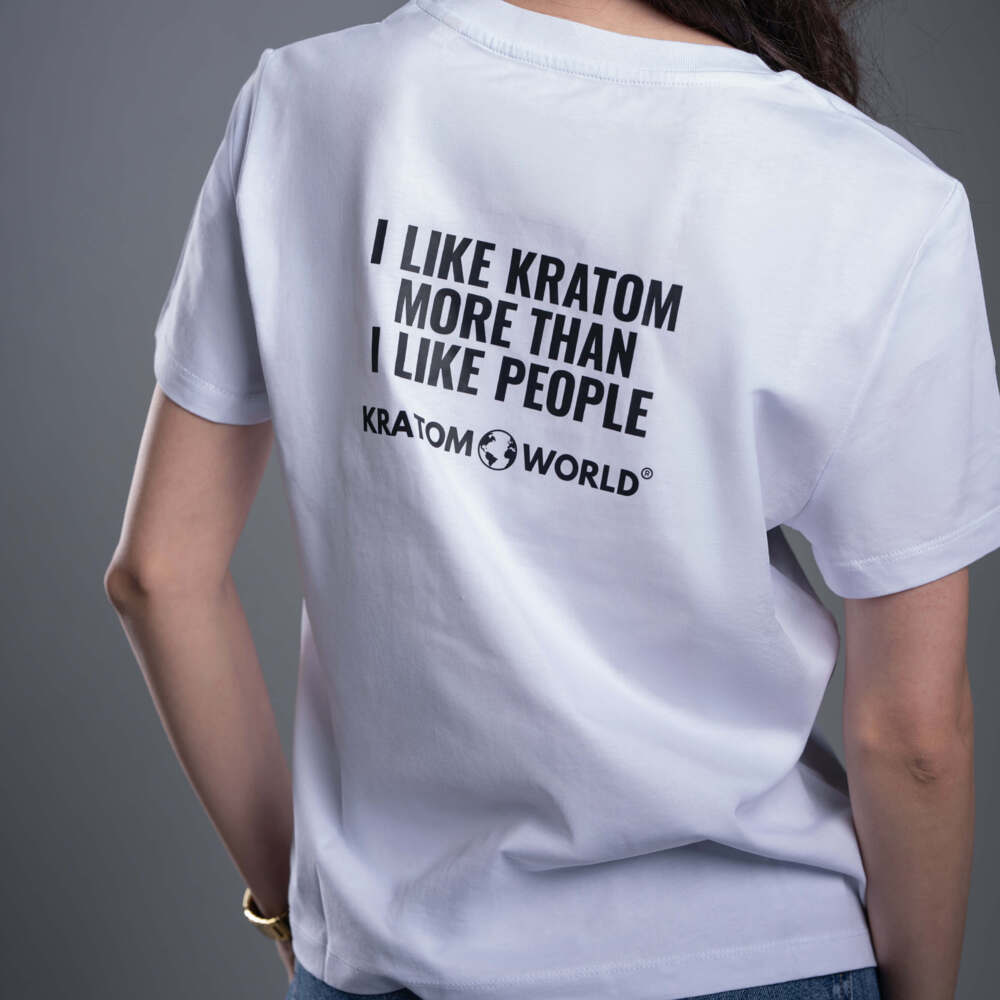 Дамска тениска Kratom World I Like Kratom More Than I Like People, представена в close-up продуктов кадър като streetwear merch за любители на Kratom.