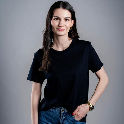 Дамска тениска Kratom World I Like Kratom More Than I Like People, представена в детайлен продуктов кадър в черен streetwear дизайн.