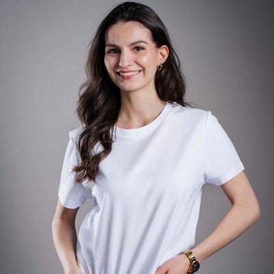 Дамска тениска Kratom World I Like Kratom More Than I Like People, представена в детайлен продуктов кадър като streetwear merch за любители на Kratom.