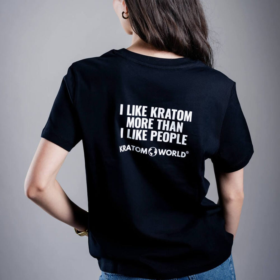 Дамска тениска Kratom World I Like Kratom More Than I Like People, представена отзад в черен streetwear дизайн.