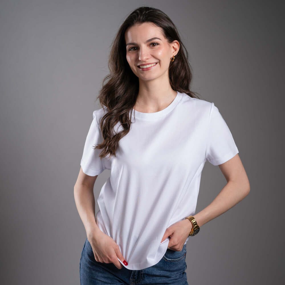 Дамска тениска Kratom World I Like Kratom More Than I Like People, представена в продуктов кадър като streetwear merch за любители на Kratom.