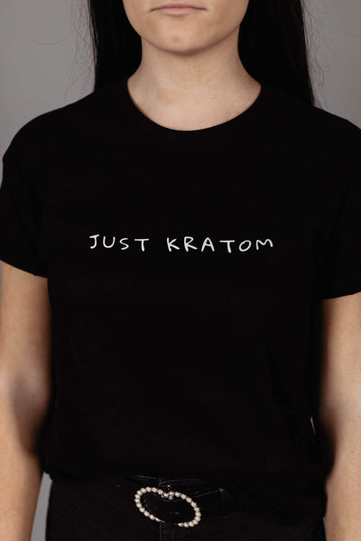 Дамска тениска Just Kratom Kratom World, представена в детайлен продуктов кадър.