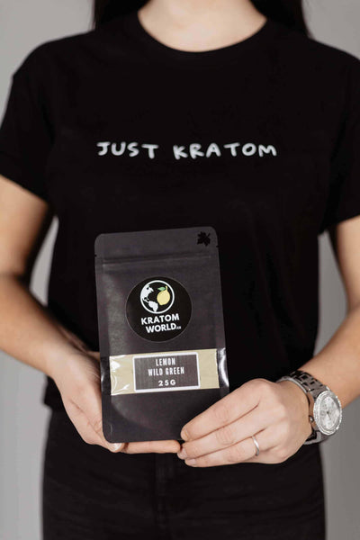 Дамска тениска Just Kratom Kratom World, представена в продуктов кадър като фирмена тениска с мотив Just Kratom.
